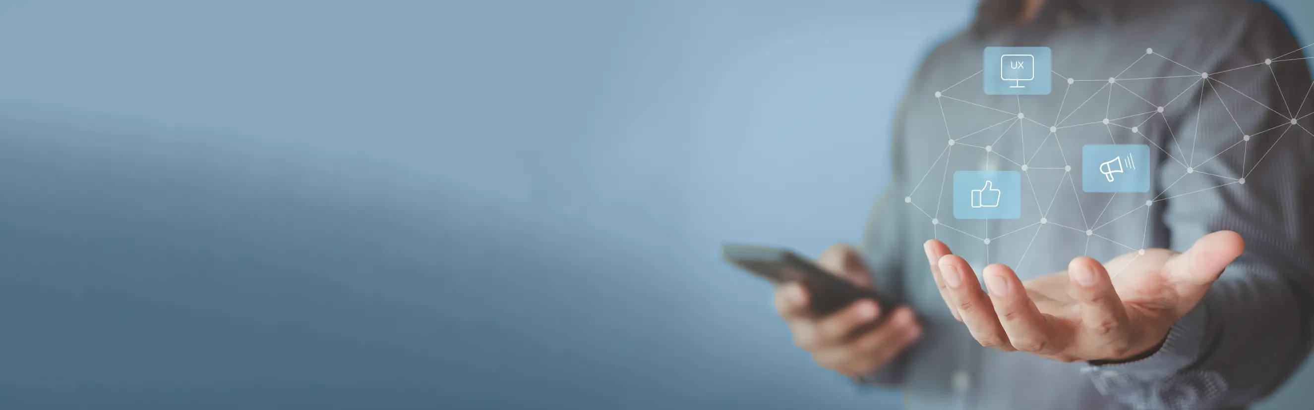 Mann vor Laptop hält eine Glühbirne