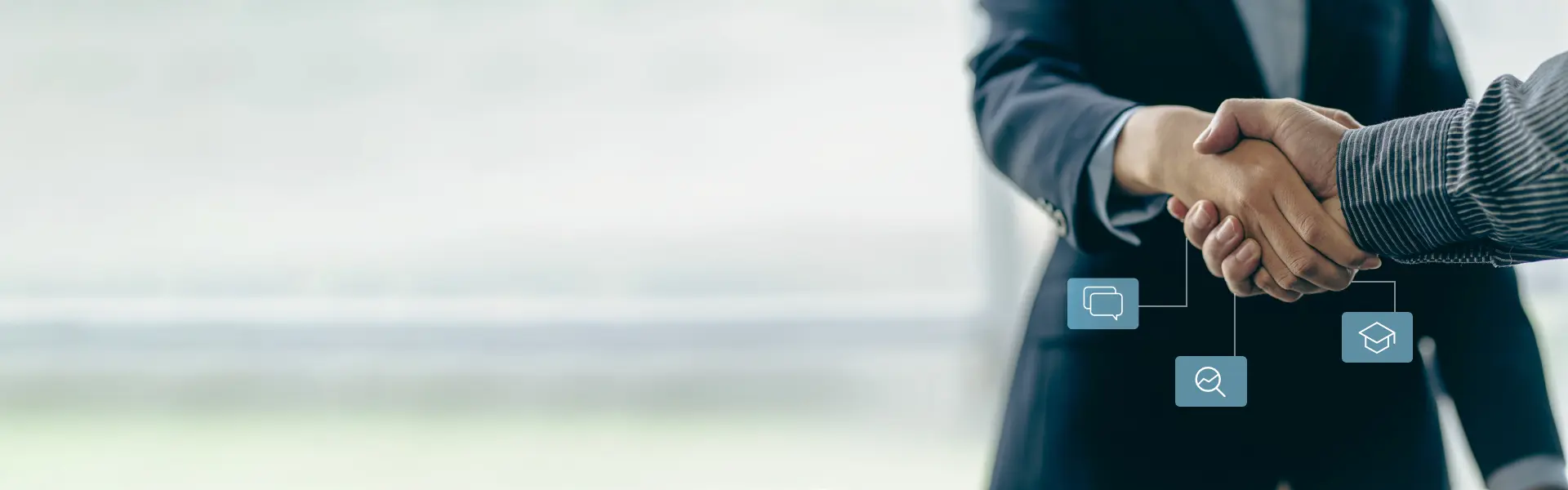 Mann vor Laptop hält eine Glühbirne